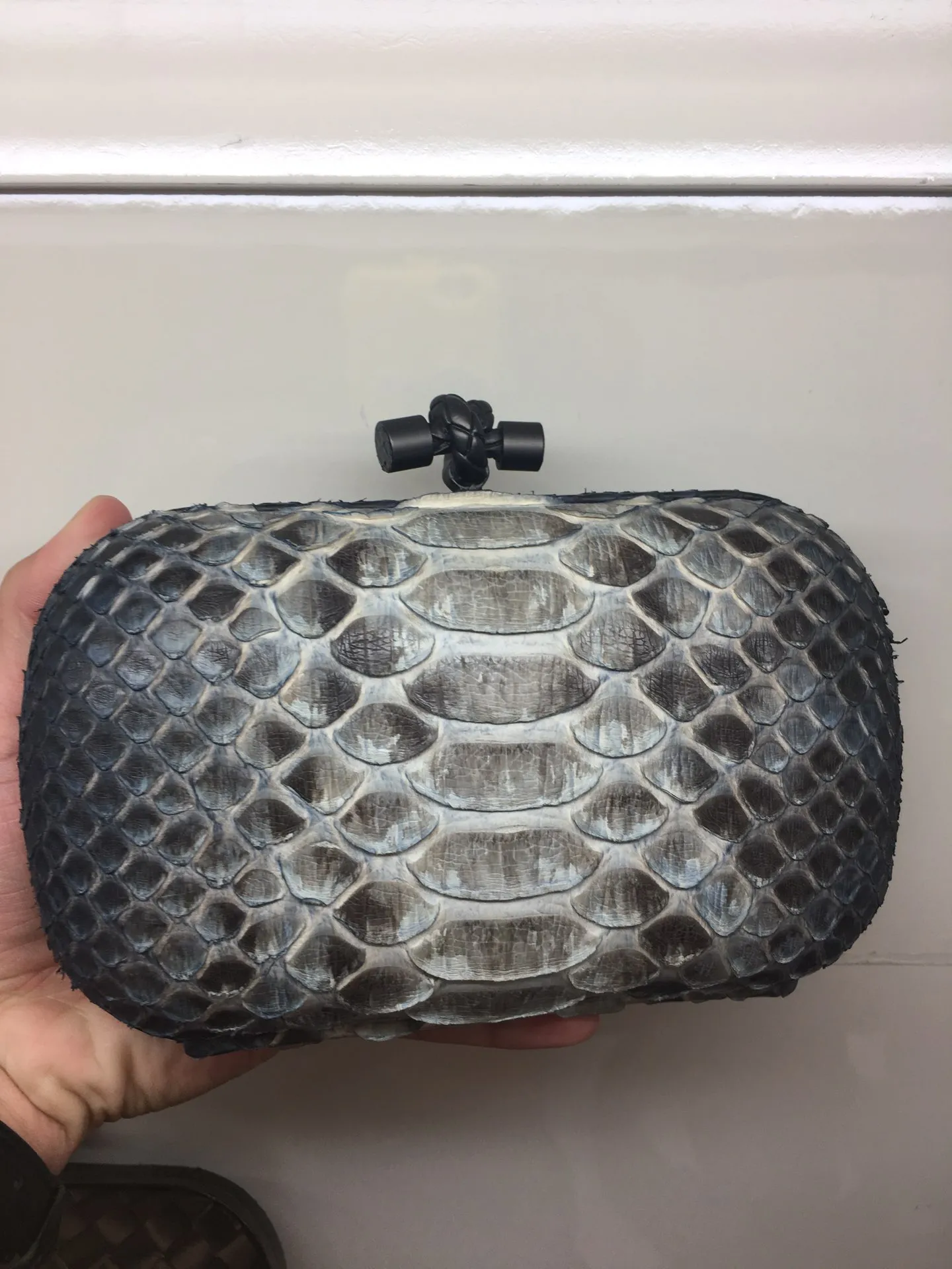 🔥🔥Model No. 8651🔥🔥This elegant clutch bag is one of the most popular handbags in woven bags. It is an interpretation of a classic design that was reintroduced in 2001. Since its launch, the Knot clutch has exhibited exquisite craftsmanship and integrated different styles from low-key to flamboyant. Each new Knot product demonstrates the irresistible and timeless charm of this classic handbag. This luxurious handbag features the signature braided rope buckle and is crafted from rare yellow-ringed forest snake and water snake skins. More charming and luxurious texture. Size: Small 16.5cm